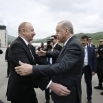 Erdo‘g‘an Aliyevni qutlash uchun Lochinga bordi (video)
