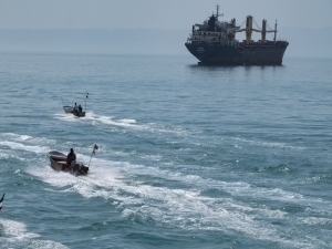 “Америкаликлар сотқин”. Эрон Ҳормуз бўғозини яна ёпиб қўйди