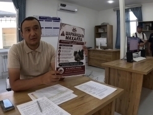 Hokim mahallini “sharmandali”, fuqaro uylarini “uyatli” deb e’lon qildi (video)