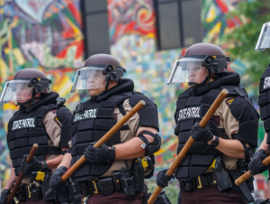 AQSH milliy gvardiyasi Minneapolis shahrini qanday “tozalayotgani” videosi e’lon qilindi