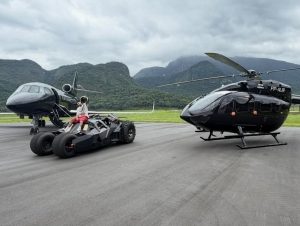 “Batmobile” ва самолёт: Неймар ўзининг қимматбаҳо коллекциясини кўрсатди (видео)