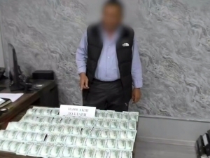Tashkent resident caught giving $10,000 bribe to police investigator (video)
