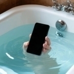 Rossiyada 13 yoshli bola hammomda telefon ishlatgani uchun vafot etdi 