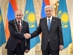 Тўқаев Пашинянни мукофотлади(видео)