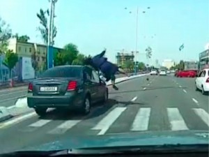 A Lacetti vehicle mows down a pedestrian in Tashkent (video)