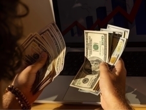 Dollarning rasmiy kursi keskin pasaydi