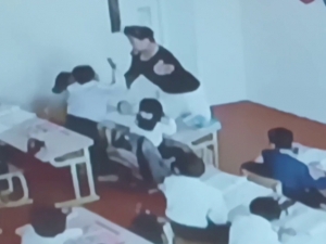 Samarqandda maktab kotibasi o‘quvchini kaltakladi (video)