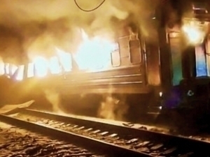 Rossiya dronlari 200 dan ortiq yo‘lovchisi bor poyezdga hujum qildi. Qurbonlar bor (video)