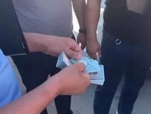 Xorazmda noqonuniy valyutalar savdosini amalga oshirgan pulfurush ushlandi (video)