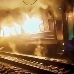 Rossiya dronlari 200 dan ortiq yo‘lovchisi bor poyezdga hujum qildi. Qurbonlar bor (video)