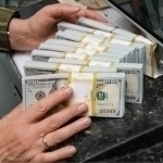 Dollar kursi ketma-ket törtinçi kun kötarildi