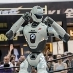 Tarixda ilk bor robotlar o‘rtasida MMA jangi o‘tkazildi (video)