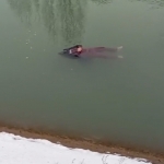 Namanganda ona o‘zini ikki farzandi bilan kanalga tashladi (video)