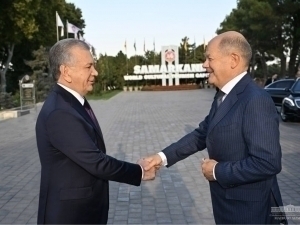 Mirziyoyev welcomes Scholz at Registan Square