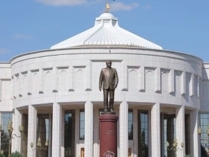 Toshkentdagi Islom Karimov haykali atrofi ochiq jamoat parkiga aylantiriladi