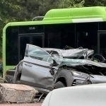 Toshkentda BYD “qizil”dan o‘tib, avtobusga borib urildi (video)