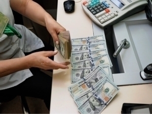 Dollar kursi ketma-ket sakkizinchi kun ko‘tarildi