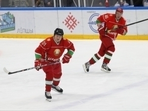 Лукашенко хоккей мусобақасида ғолиб бўлди (фото)
