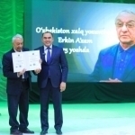 Yozuvchi Erkin A’zamga ham uy sovg‘a qilindi 