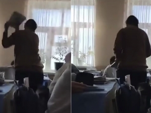 O‘quvchilarni kitob bilan urgan o‘qituvchi ishdan olindi 