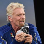 “Unity” raketa samolyotida suborbital parvozga chiqqan Brenson Yerga qaytdi 