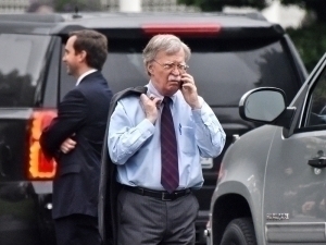 ФҚБ Трампнинг собиқ маслаҳатчисининг уйида тинтув ўтказди (видео)