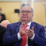 Евроиттифоқ Алишер Усмоновни санкциялар рўйхатидан чиқарди
