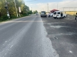 Damas vehicle hits two pedestrians at the roadside in Samarkand 