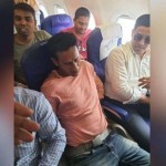 Yo‘lovchi samolyotning eshigini ochib, undan sakrashga urindi (video)