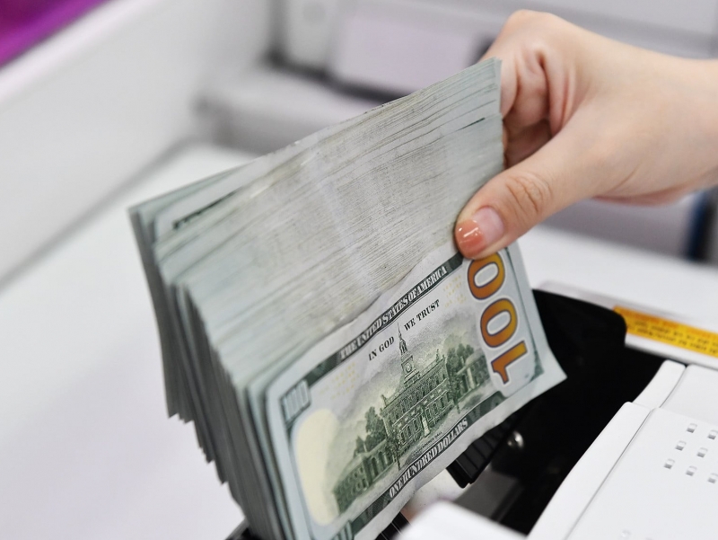 Dollar exchange rate falls below 12,000 soums