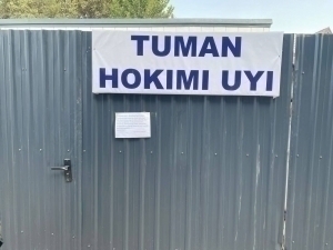 Konteyner uyga ko‘chib o‘tgan hokimning ostonasiga xat tashlab ketildi