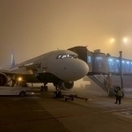 Quyuq tuman tufayli Qarshi aeroportiga samolyotlar qo‘nolmayapti