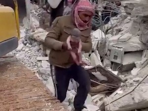Suriyada vayronalar ostida chaqaloq dunyoga keldi (video)