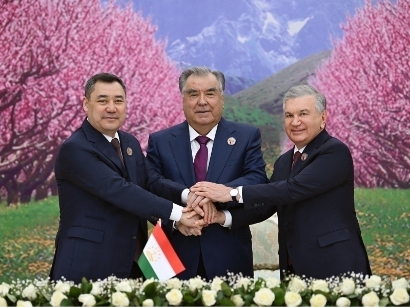 Rahmon Mirziyoyev boshchiligidagi tojik-qirg‘iz kelishuvini “tarixiy” deb atadi