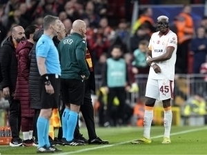 Osimxen “Liverpul”ga qarshi o‘yinda qo‘lini sindirib oldi