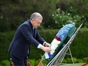 Мирзиёев Ҳайдар Алиевнинг қабрини зиёрат қилди 