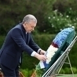Mirziyoyev visits Heydar Aliyev’s grave during the Azerbaijan state visit