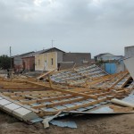 Хоразм ва Қорақалпоғистонда кучли шамол сабабли дарахтлар ва уй томлари қулаб тушди (фото+видео)