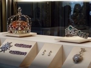 Луврнинг қимматбаҳо буюмлари музейдан кўчирилди