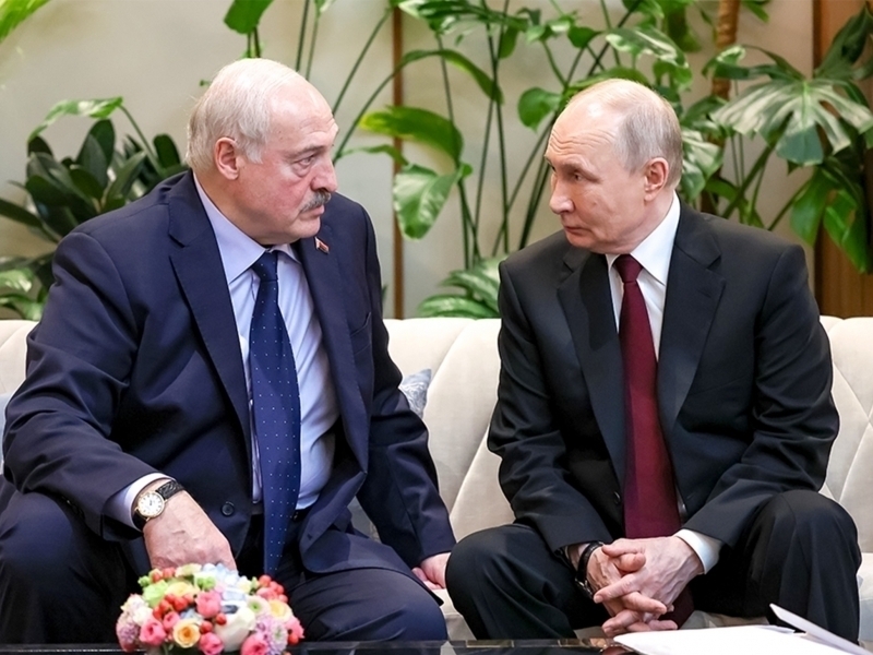 Makrondan qo‘rqqan Lukashenko Putin bilan “erkakchasiga” gaplashishni taklif qildi (video)