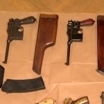 Грузия собиқ мудофаа вазирининг уйидан қурол-яроғ ва ўқ-дорилар топилди