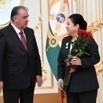 Imomali Rahmon qizini mukofotladi