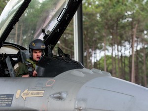 Пентагон украиналикларни қачон F-16’ни бошқаришга ўргатишини очиқлади