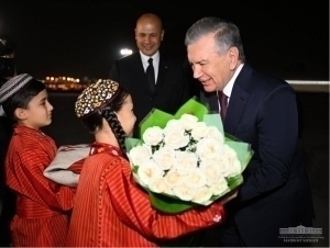 Mirziyoyev arrives in Ashgabat