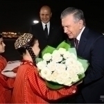 Мирзиёев Ашхободга етиб борди