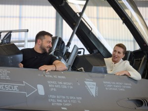 “Бу ҳали бошланиши”. Киевга 61 та F-16 бериляпти (фоторепортаж)