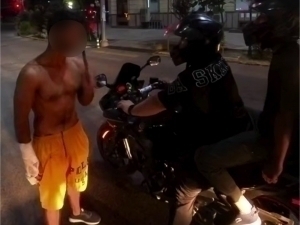 Man threatens motorcyclists with a knife in Andijan (Video)