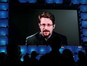 АҚШнинг собиқ разведкачиси Сноуден Россия фуқаролигини олди