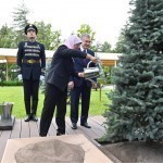 Мирзиёев ва Ҳалима Ёқуб биргаликда арча экди