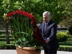 Shavkat Mirziyoyev Amir Temur haykali poyiga gulchambar qo‘ydi